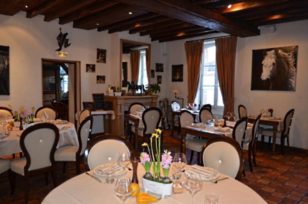 Logis Hotel Auberge Du Cheval Blanc Yvoy-le-Marron Zewnętrze zdjęcie