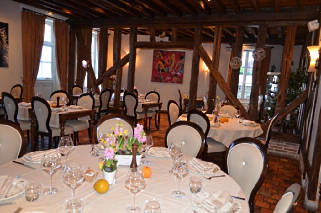Logis Hotel Auberge Du Cheval Blanc Yvoy-le-Marron Zewnętrze zdjęcie