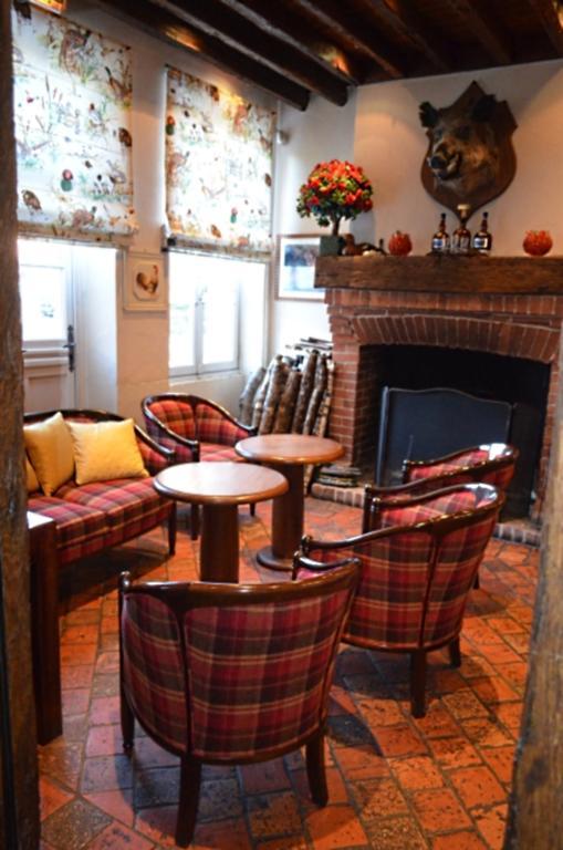 Logis Hotel Auberge Du Cheval Blanc Yvoy-le-Marron Zewnętrze zdjęcie