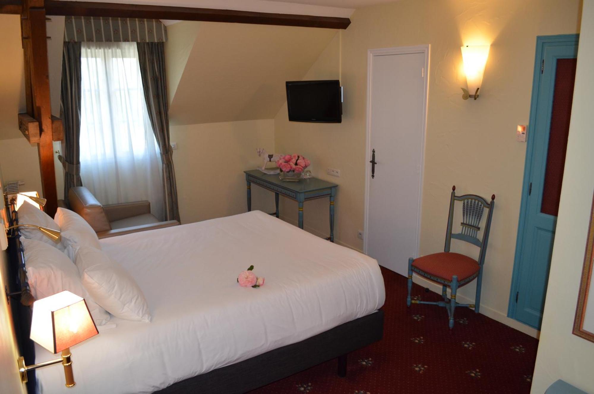 Logis Hotel Auberge Du Cheval Blanc Yvoy-le-Marron Zewnętrze zdjęcie